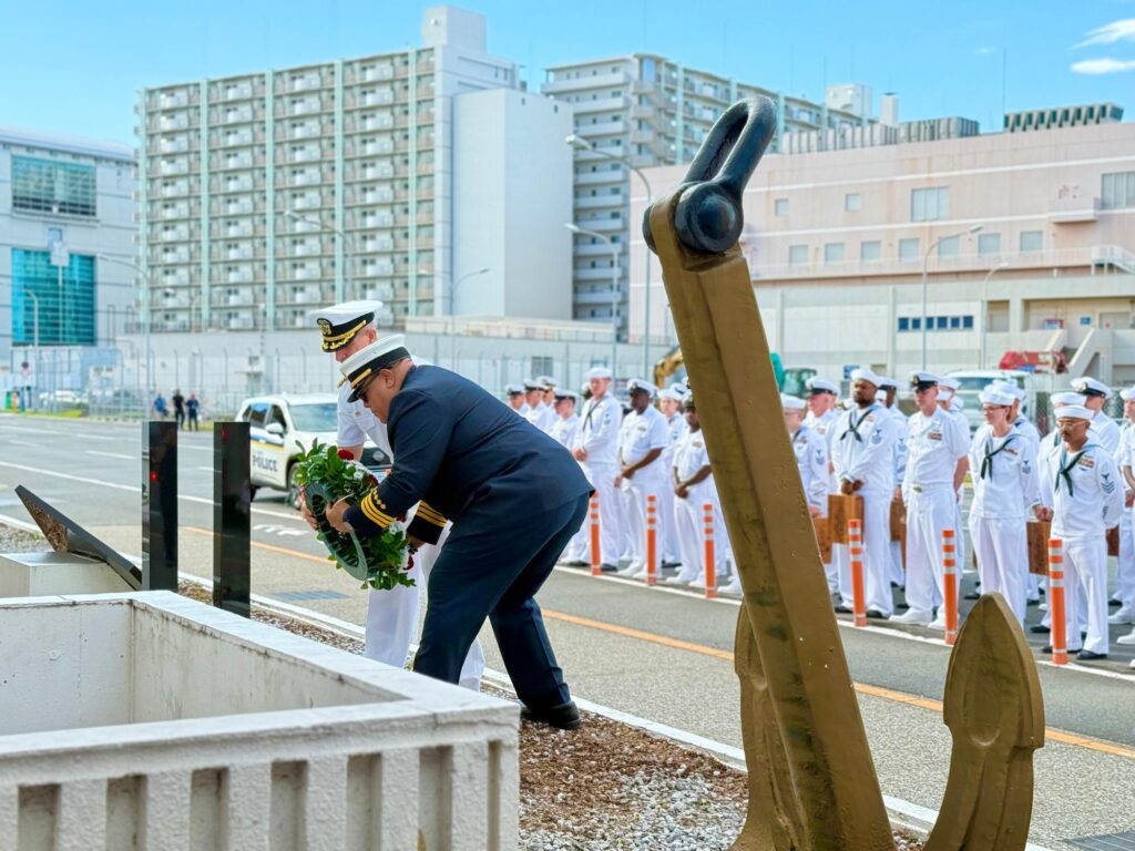 モニュメントに献花